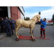 Darovanie postroja na záchranu koní pre hasičov zo Zvolena 